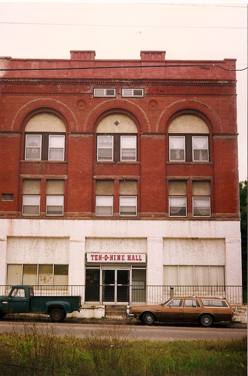Clark Bryant Block, Front facade